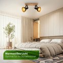 Tweelichts plafondlamp met houten basis en twee spots, in een slaapkamer. Warm wit licht.