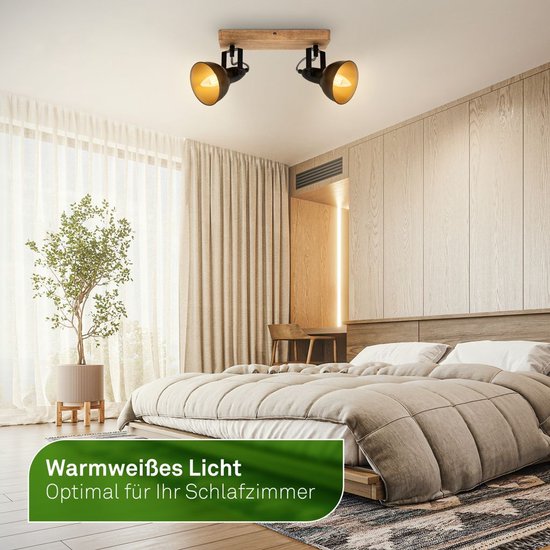 Tweelichts plafondlamp met houten basis en twee spots, in een slaapkamer. Warm wit licht.