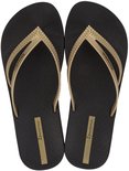 Zwarte Ipanema teenslippers met goudkleurige bandjes en gevlochten patroon.