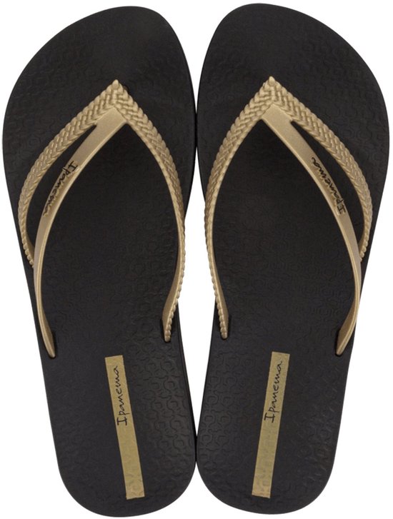 Zwarte Ipanema teenslippers met goudkleurige bandjes en gevlochten patroon.