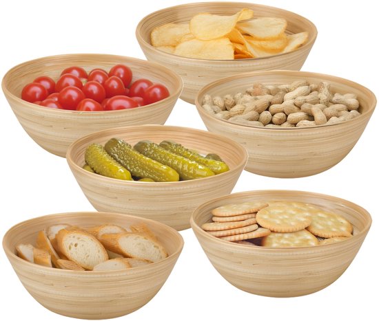Vijf bamboe schalen gevuld met cherrytomaatjes, aardappelschipjes, pinda's, augurken en crackers.