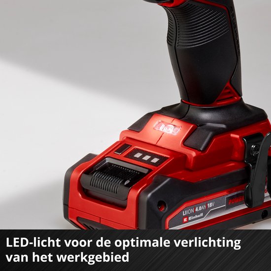 Close-up van de onderkant van een Einhell accuboormachine met een geactiveerde LED-verlichting op de accu.