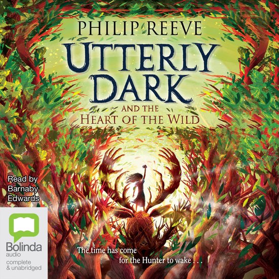 Boekcover van 'Utterly Dark and the Heart of the Wild' door Philip Reeve. Een jong meisje staat op een gewei-achtig object te midden van een dichte, rode en groene bosrand.