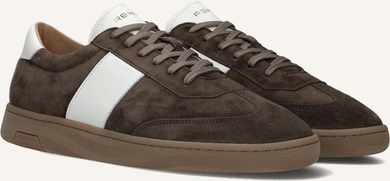 Bruine suède sneakers met witte strepen op de zijkanten, witte veters en bruine zolen.