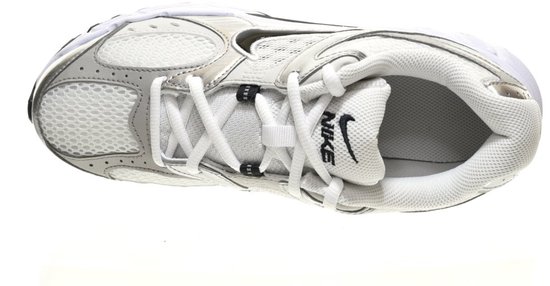 Witte Nike sneaker met zilveren accenten en zwarte swoosh, van bovenaf gezien.
