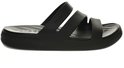 Vue de côté d'une sandale noire Crocs avec brides et logo 'Crocs'.