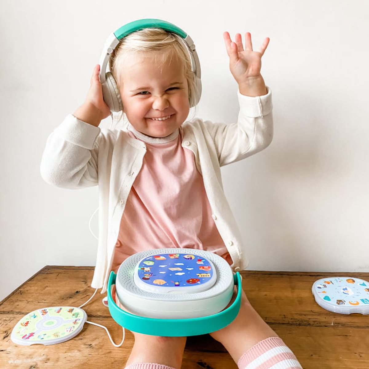 TIMIO Player Starter Kit + 5 Discs – Model 2024 - Batterijen | Kinderliedjes, Verhaaltjes & Quizvragen | Leert Letters, Kleuren, Getallen, Dieren | 8 Talen (NL/FR/EN/DE...) — afbeelding 2