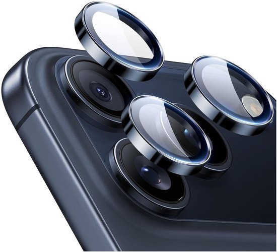 Drie glanzende, zilveren ringen op de blauwe iPhone-camera's.
