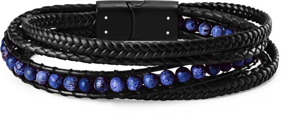 Zwarte gevlochten leren armband met blauwe lapis lazuli kralen en een zwarte magneetsluiting.