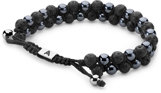 Dubbele armband met zwarte lavastenen en grijze hematiet kralen, met zilverkleurige accenten en een A-bedel.