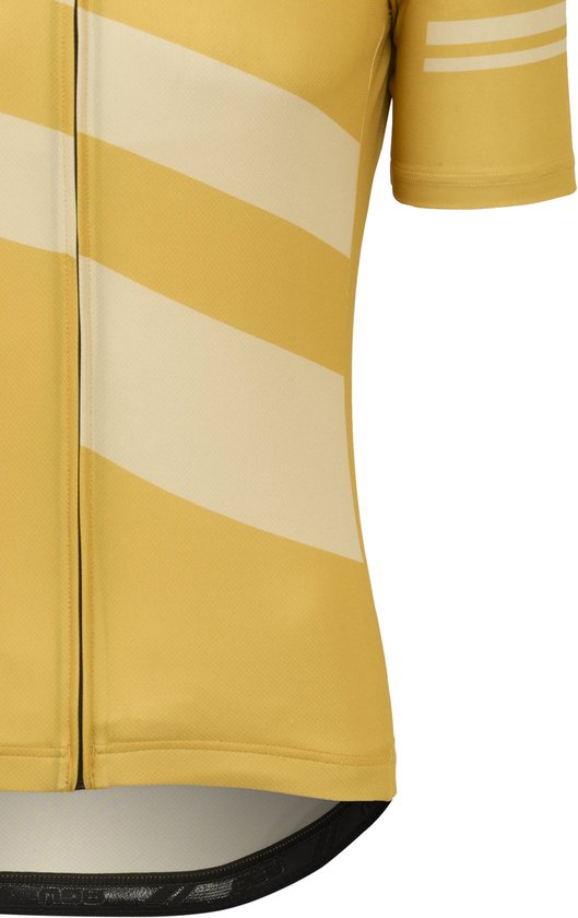 Detail van een geel fietsshirt met korte mouwen en diagonale crèmekleurige strepen. AGU logo.