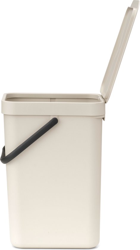 Licht beige prullenbak met open deksel en zwart handvat, op de zijkant gefotografeerd.
