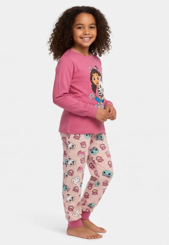 Meisje in een roze pyjama met kattenprint broek en Gabby-print shirt.