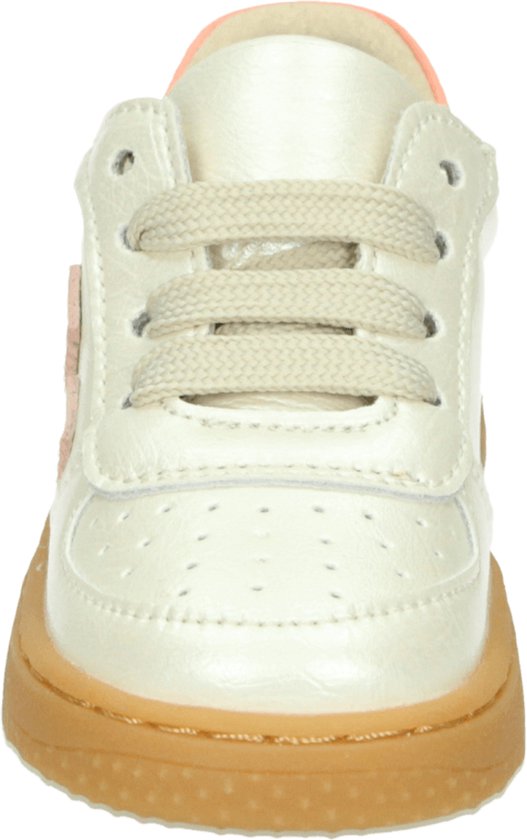 Crèmekleurige sneaker met veters, roze strepen op de zijkant en gummi zool.