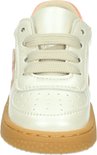 Crèmekleurige sneaker met veters, roze strepen op de zijkant en gummi zool.