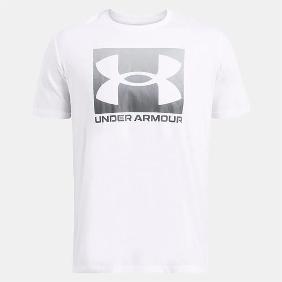 Wit sportshirt met groot grijs verloop logo en tekst 'UNDER ARMOUR' op de voorkant.