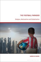 Boek 'The Football Paradox' met jongen in gestreepte shirt die voetbal vasthoudt voor stadsgezicht.