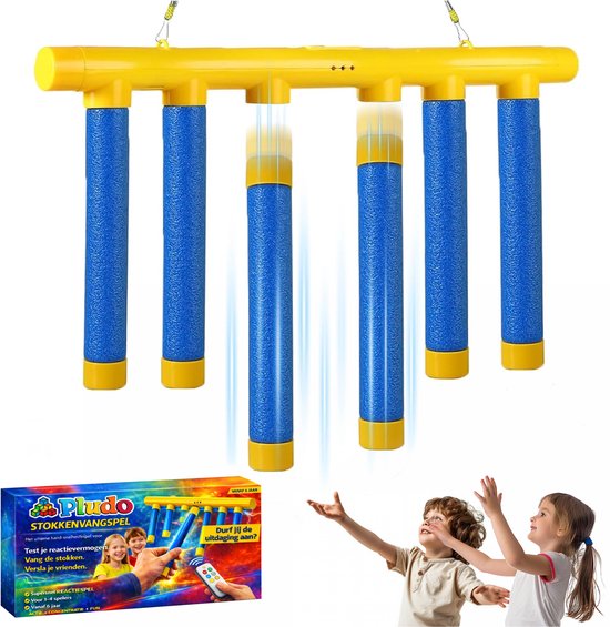 Stokkenvangspel met een afstandsbediening, verpakking en spelende kinderen. Tekst: Pludo stokkenvangspel.