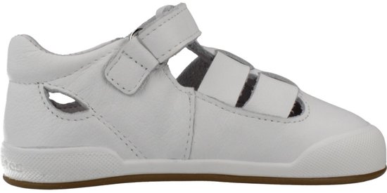 Zijaanzicht van witte Blanditos sandalen met klittenband.