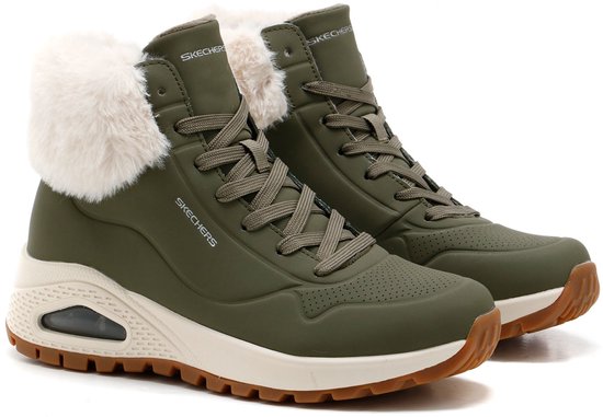 Basket vert olive avec semelle extérieure marron, lacets, zip et col en fourrure d'agneau.