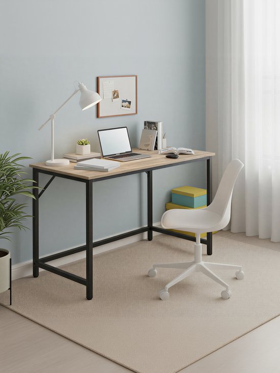 Bureau met lichtbruin houten blad en zwart metalen frame, in een werkruimte met witte stoel en plant.