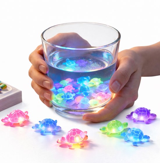 Een hand houdt een glas water vast met daarin veel lichtgevende miniatuur schildpadjes in diverse kleuren. Rondom het glas staan meer schildpadjes.