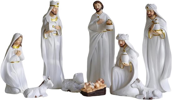 Witte kerststalfiguren: Maria, Jozef, Jezus, drie koningen, schaap, ezels en herder. Goudkleurige details.