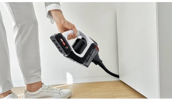 Hand wordt gebruikt om de Bosch stofzuiger in de hoek te gebruiken.