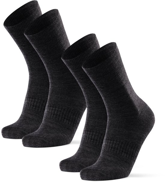 Ensemble de quatre chaussettes de randonnée grises foncées, épaisses, en laine mérinos, présentées sur fond blanc.
