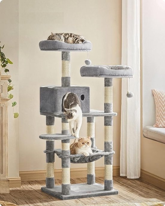 Arbre à chat gris à plusieurs niveaux avec trois chats, comprenant une maisonnette, un hamac et des jouets.