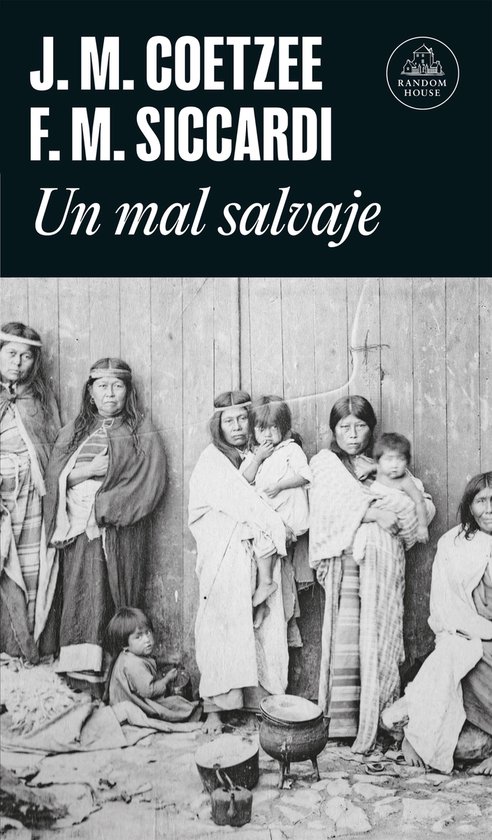 Boekomslag 'Un mal salvaje' door J. M. Coetzee en F. M. Siccardi met een zwart-witfoto van een inheemse familie.