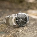 Edifice Casio horloge met zilverkleurige band en donkere, gestructureerde wijzerplaat.