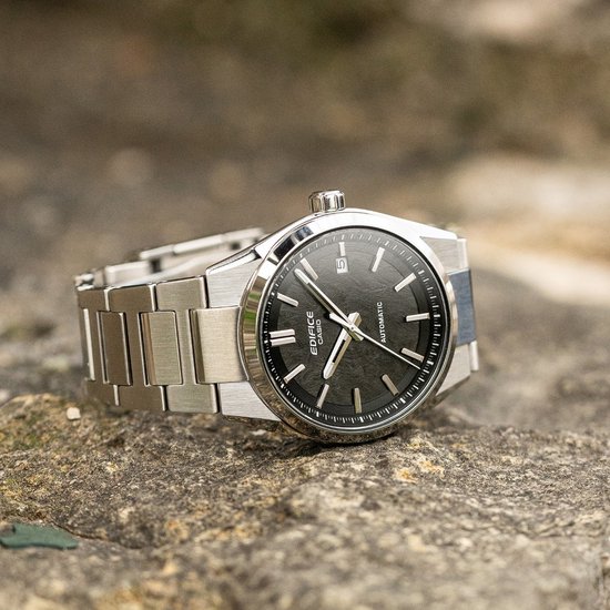 Edifice Casio horloge met zilverkleurige band en donkere, gestructureerde wijzerplaat.