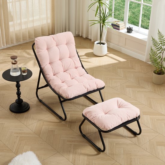 Roze ligstoel met voetenbank, in een woonkamer met houten vloer en grote ramen.