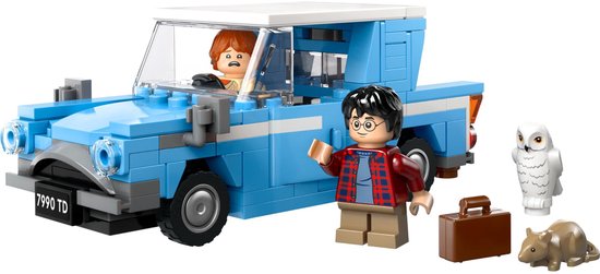 Ford Anglia Lego bleu clair avec Harry Potter, Ron Weasley, Hedwige et Croûtard, sur fond blanc.