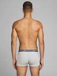 Model van achteren gezien in lichtgrijze boxer met grijze en blauwe 'JACK & JONES' tailleband.