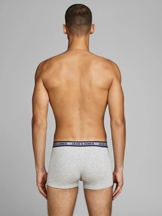 Model van achteren gezien in lichtgrijze boxer met grijze en blauwe 'JACK & JONES' tailleband.