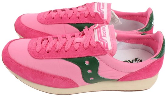 Roze Saucony sneakers met groene accenten en veters.