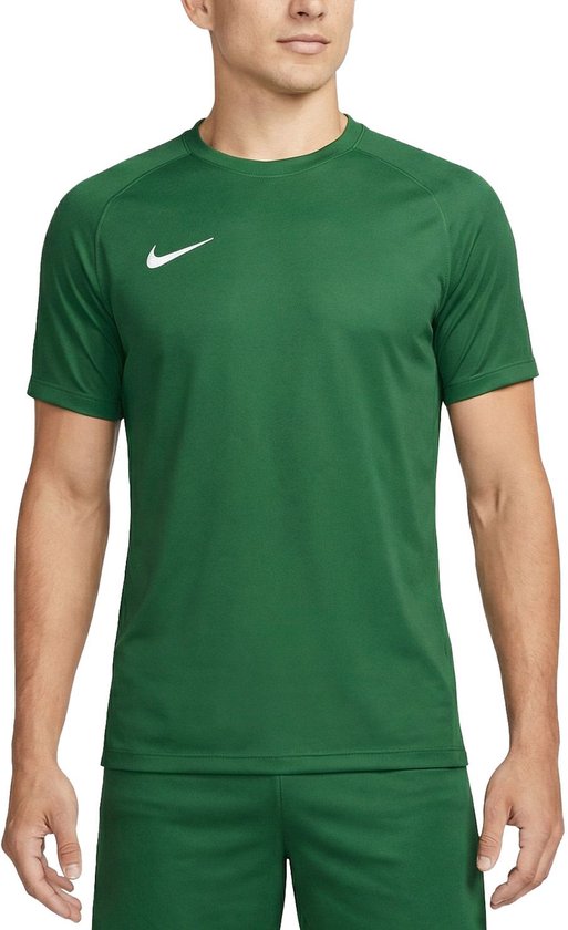 Model met groene Nike Dri-FIT Park VIII SS shirt en korte broek. Witte Nike swoosh op de borst.