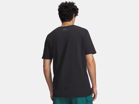 Man met zwarte t-shirt met Under Armour logo op de nek.