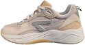 Zijaanzicht van lichtbeige suède en mesh sneaker met dikke witte zool.