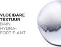 Gros plan sur une texture propre et moussante de Kérastase Bain Hydra-Fortifiant.