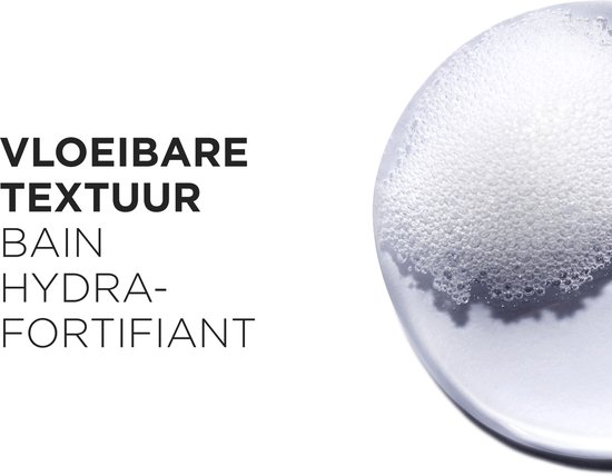 Gros plan sur une texture propre et moussante de Kérastase Bain Hydra-Fortifiant.