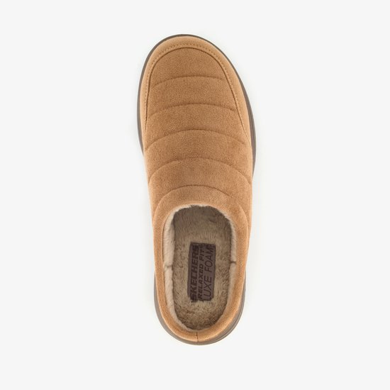 Bovenaanzicht van een bruine pantoffel met gewatteerd bovenwerk, zachte voering met 'SKECHERS RELAXED FIT LUXE FOAM' tekst.