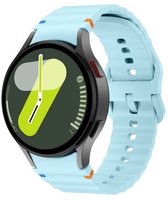 By Qubix - Wave Sportbandje - Geschikt voor Samsung Galaxy Watch 7 (40 & 44mm) / Galaxy Watch FE / Galaxy Watch 6 / Galaxy Watch 6 Pro / Galaxy Watch 5 / 5 Pro / Galaxy Watch 4 / 4 Classic - Maat: S/M - 20mm - Lichtblauw