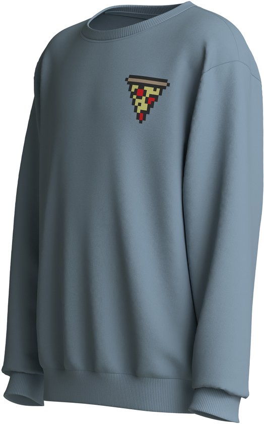 Lichtblauwe sweater met pixel pizza-applicatie op de linkerborst.