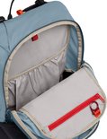Open vak van een blauwe rugzak met beige rand en rood met oranje ritsdetail.
