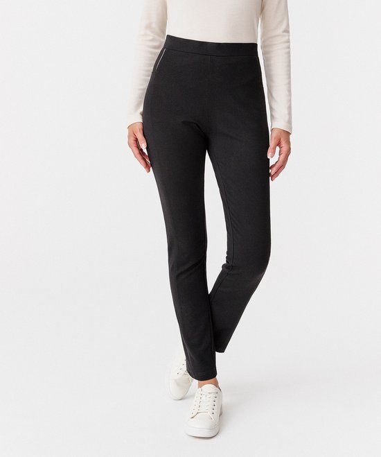 Damesbroek van zwarte Milano tricot stof, recht model, gedragen met witte trui en sneakers.