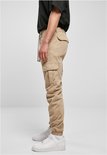 Man in beige cargo broek met trekkoord, zijdezichtbaar, met zakken en elastische enkelbanden.