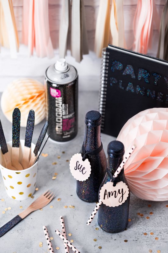 Aérosol Montana HOLOGRAM Glitter Effect et décorations de fête à effet scintillant, y compris des couverts et des bouteilles.